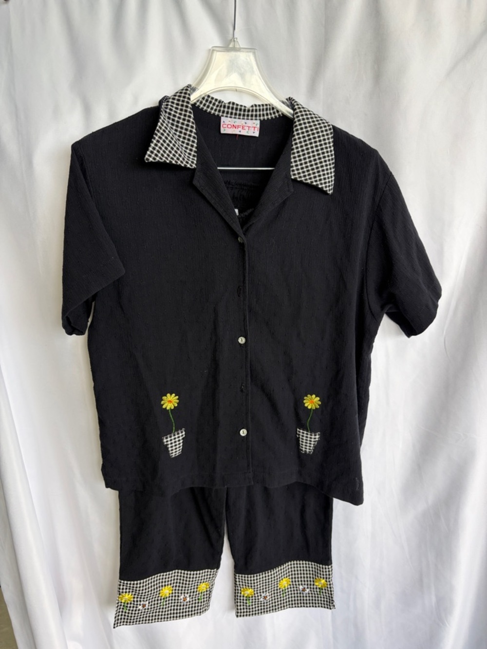 Confetti Vintage black daisy embroidered Capris Outfit Set Sz M, 21” PTP, 24” L